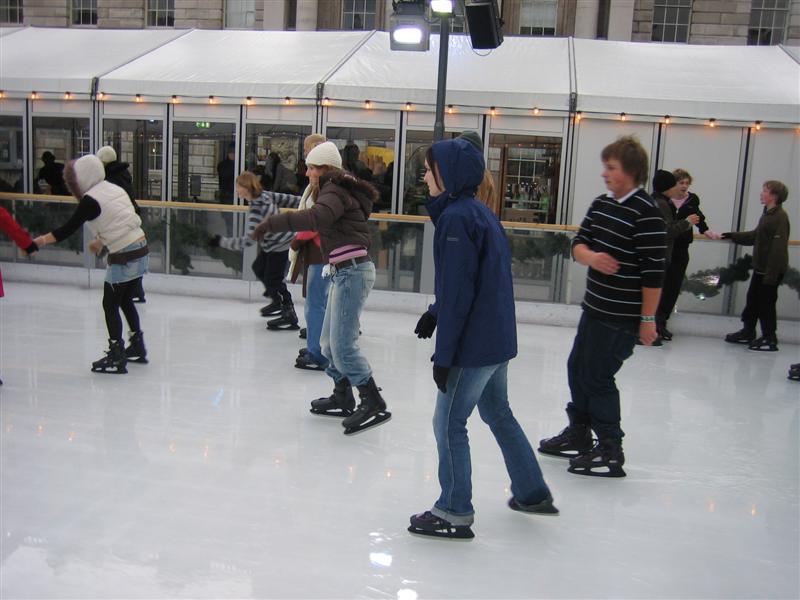 Ice skating 5562